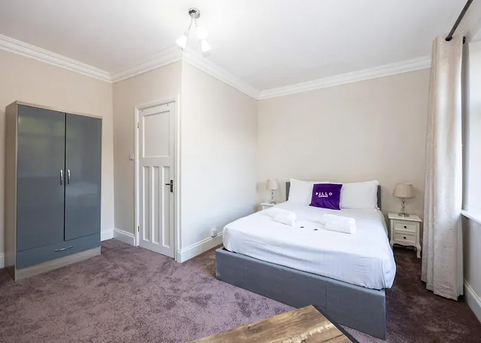 Detached House In Prestwich Sleeps 10 With Parking Сasa de vacaciones Mánchester