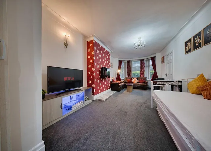 3 Bedrooms Sleeps 7 Free Parking Holiday home Manchester