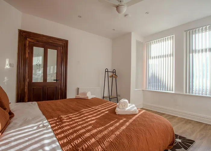 Modern & Spacious 4-bedroom Home, Family & Contractor Friendly, Mánchester