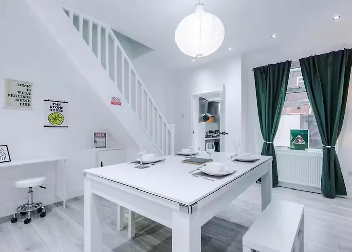 Modern 2-bed House Near Centre - Sleeps 6 *