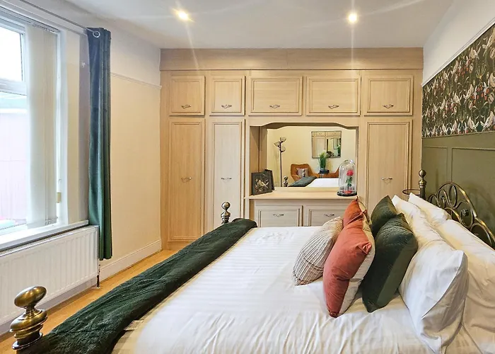 펜션 Massive And Stylish 5 Bed House - Sleeps 13 - Free Parking *