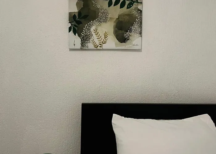 Nyaraló Modern 3-br On Edge Of Center With Free Parking *