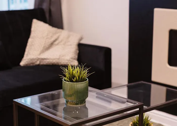 Dom wakacyjny 3 Bedroom House In Salford - Sleeps 6 Guests, Contractors, Groups, Families, Business, Leisure & Relocation Welcome, 15 Minutes From Centre, Fast Wi-fi, Smart Tv In Each Bedroom And Free Parking, Long & Short Welcome