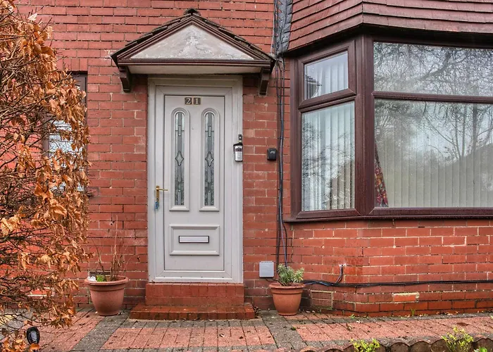 3 Bedrooms Sleeps 7 Free Parking Holiday home *