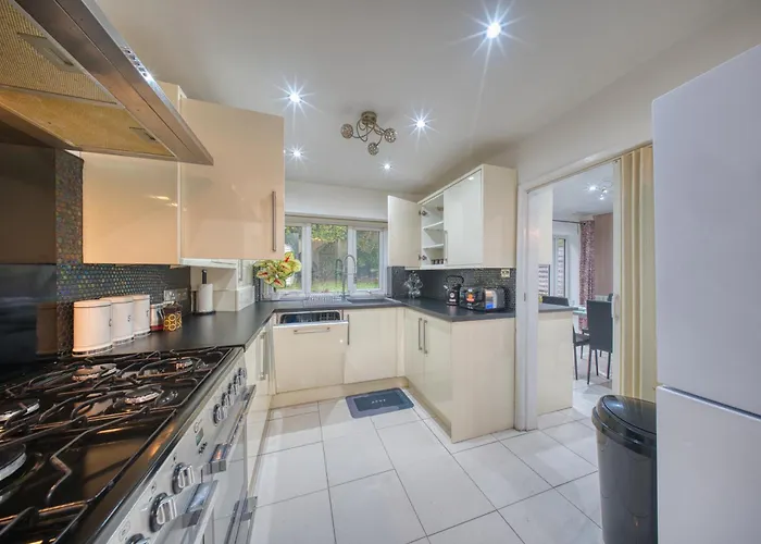 3 Bedrooms Sleeps 7 Free Parking