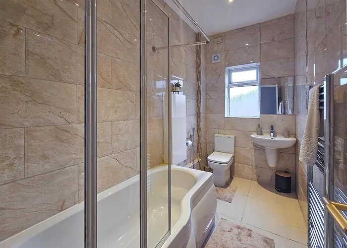 Massive And Stylish 5 Bed House - Sleeps 13 - Free Parking * 맨체스터