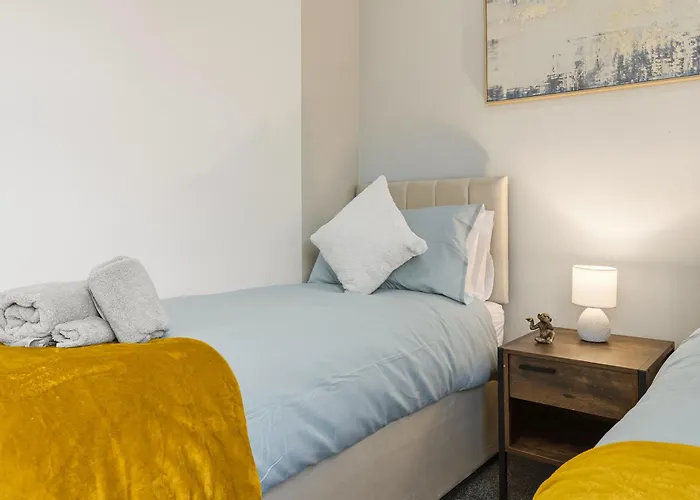 2 Bedroom 5 Beds House 10 Minutes Away From Centre And Hospitals On Street Parking ,great For Long Term Contractors And Hospital Workers