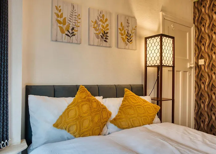 3 Bedrooms Sleeps 7 Free Parking * Manchester