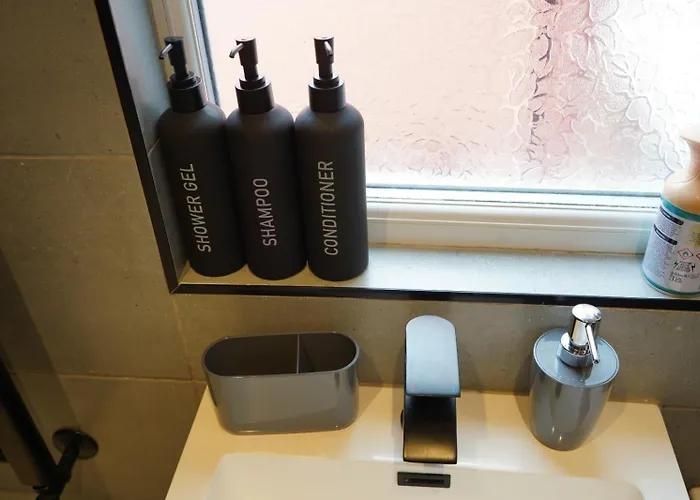 別荘 Spacious 3-bedroom Near Centre With Parking *