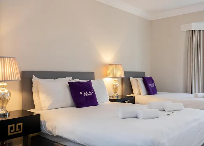 Сasa de vacaciones Detached House In Prestwich Sleeps 10 With Parking