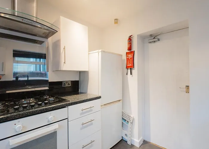 Сasa de vacaciones 3 Bedroom House In Salford - Sleeps 6 Guests, Contractors, Groups, Families, Business, Leisute & Relocation Welcome, 15 Minutes From Centre, Fast Wi-fi, Smart Tv In Each Bedroom & Free Parking, Long And Short Welcome *