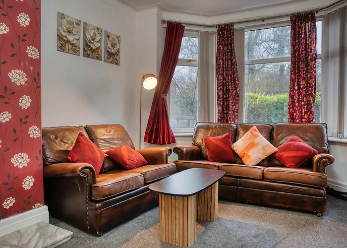 3 Bedrooms Sleeps 7 Free Parking *