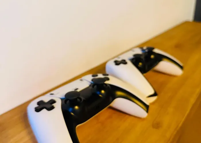 3br House Near Old Trafford With Games Sleeps 8