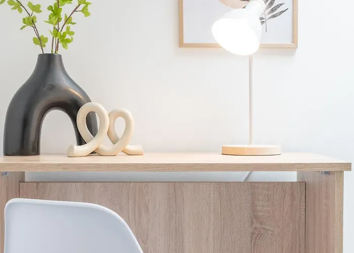 Comfort & Style In Salford - Sleeps 8 *