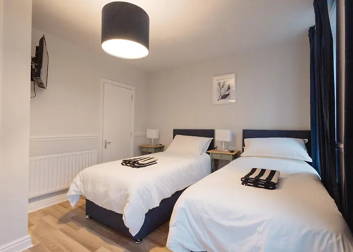 Сasa de vacaciones 3 Bedroom House In Salford - Sleeps 6 Guests, Contractors, Groups, Families, Business, Leisute & Relocation Welcome, 15 Minutes From Centre, Fast Wi-fi, Smart Tv In Each Bedroom & Free Parking, Long And Short Welcome *