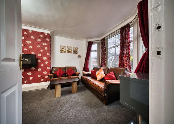 Holiday home 3 Bedrooms Sleeps 7 Free Parking