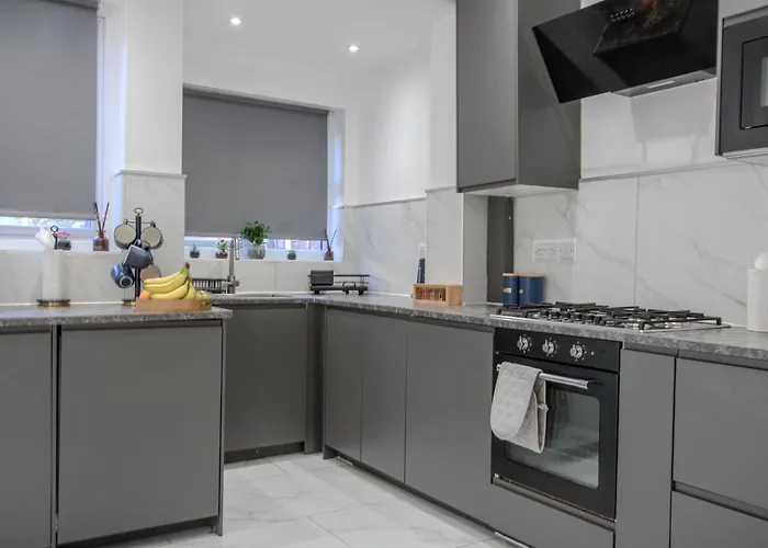 Modern & Spacious 4-bedroom Home, Family & Contractor Friendly, Сasa de vacaciones *