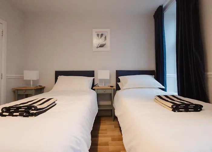 3 Bedroom House In Salford - Sleeps 6 Guests, Contractors, Groups, Families, Business, Leisute & Relocation Welcome, 15 Minutes From Centre, Fast Wi-fi, Smart Tv In Each Bedroom & Free Parking, Long And Short Welcome Сasa de vacaciones