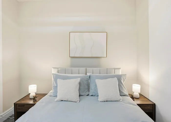 2 Bedroom 5 Beds House 10 Minutes Away From Centre And Hospitals On Street Parking ,great For Long Term Contractors And Hospital Workers Μάντσεστερ