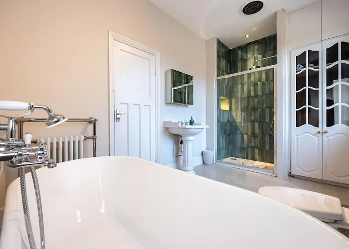 Detached House In Prestwich Sleeps 10 With Parking * Mánchester