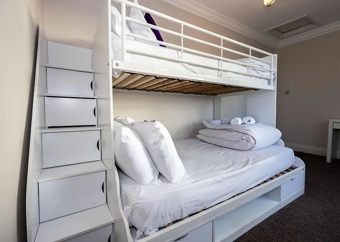 Сasa de vacaciones Detached House In Prestwich Sleeps 10 With Parking *