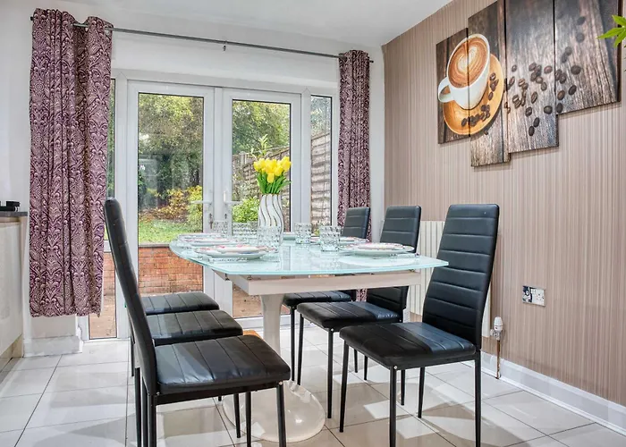 3 Bedrooms Sleeps 7 Free Parking Holiday home