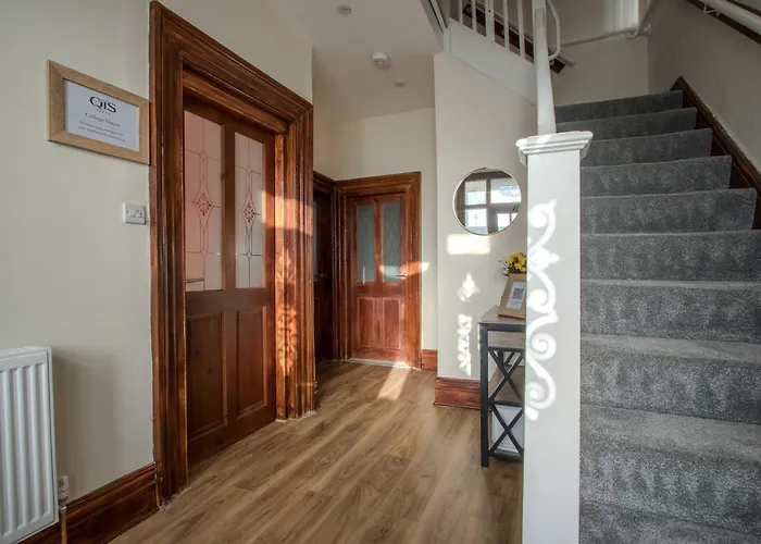 Modern & Spacious 4-bedroom Home, Family & Contractor Friendly, Сasa de vacaciones *