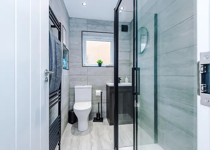 Stylish 2br House For 4 In With Parking Holiday home