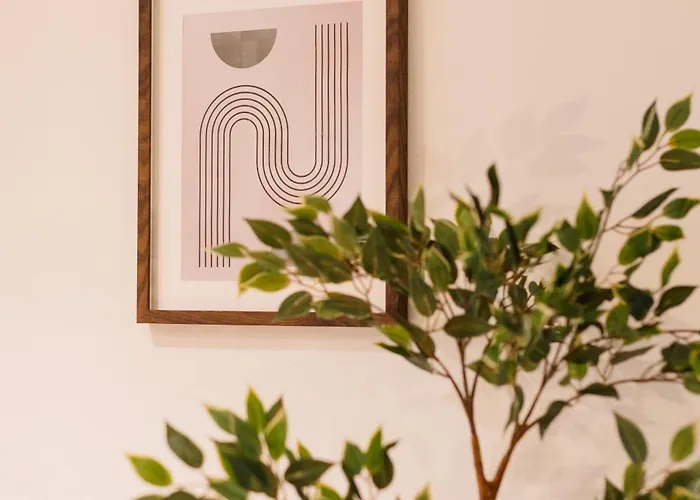 Dom wakacyjny 3 Bedroom House In Salford - Sleeps 6 Guests, Contractors, Groups, Families, Business, Leisure & Relocation Welcome, 15 Minutes From Centre, Fast Wi-fi, Smart Tv In Each Bedroom And Free Parking, Long & Short Welcome