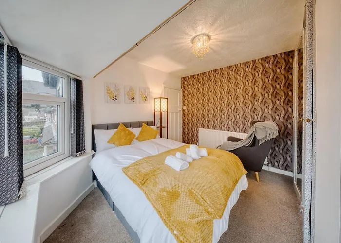 3 Bedrooms Sleeps 7 Free Parking