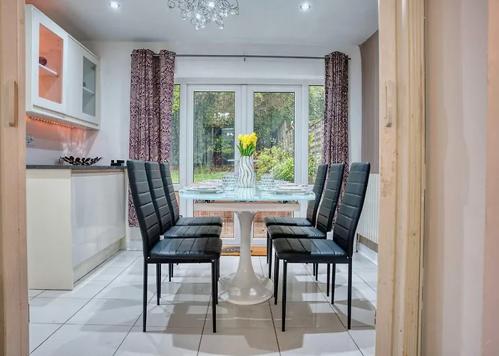 Modern 3br Sleeps 7 Parking Ferienhaus