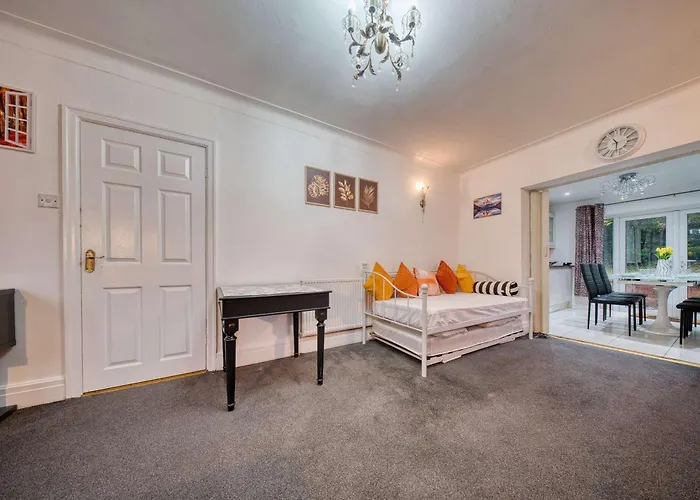 3 Bedrooms Sleeps 7 Free Parking Manchester