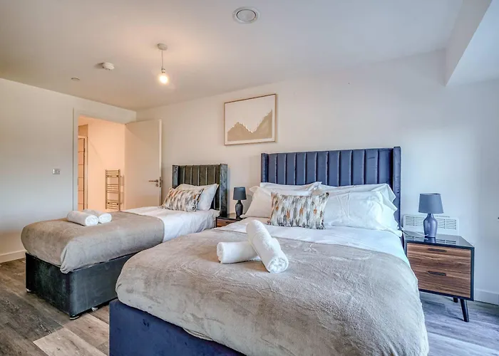 2-br Flat - & Town Centre View -1 Minute To Train & Tram Station - Sleeps 5 *