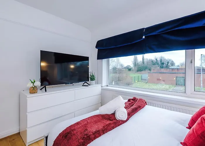 Stylish Home, Sleeps 7, Pool Table, Free Parking, Free Wi-fi, Full Kitchen, Perfect For Groups * Manchester