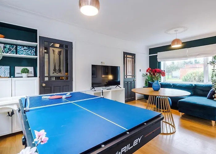 Stylish Home, Sleeps 7, Pool Table, Free Parking, Free Wi-fi, Full Kitchen, Perfect For Groups Apartment Manchester