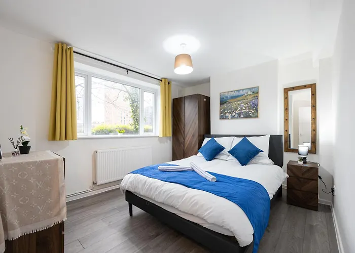 - Stylish Apartment, Prime Location, Centre, Mediacity, Etihad, Coop Live, Ao Arena, Salford Quays, Sleeps 8, Free Parking *