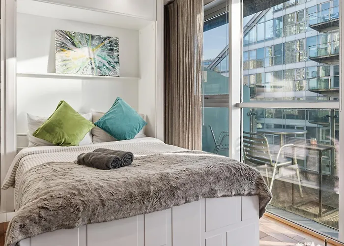 Centre 1b With Free Private Parking & Balcony Apartmán *