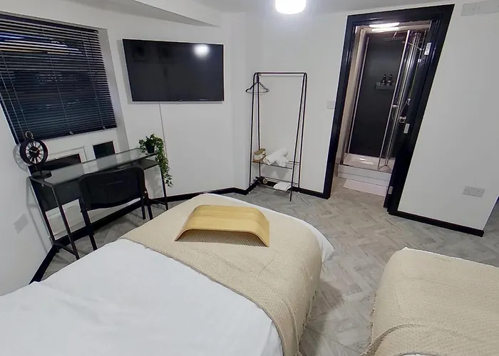 Stylish Modern Near Mediacityuk & Centre - Free Parking - Sleeps 2 Enjoy *