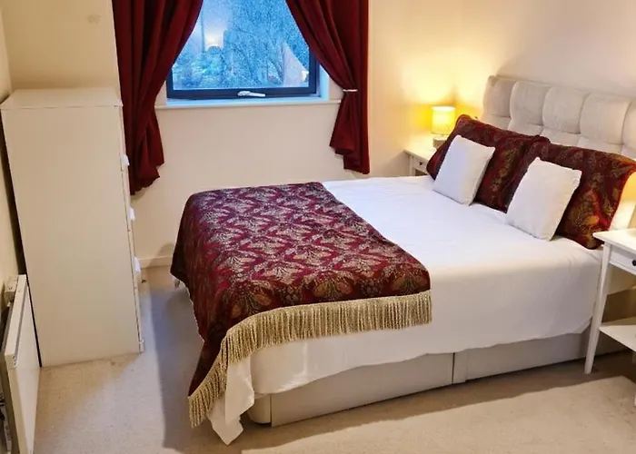 Comfy Salford 2 Bed 2 Bath Parking *