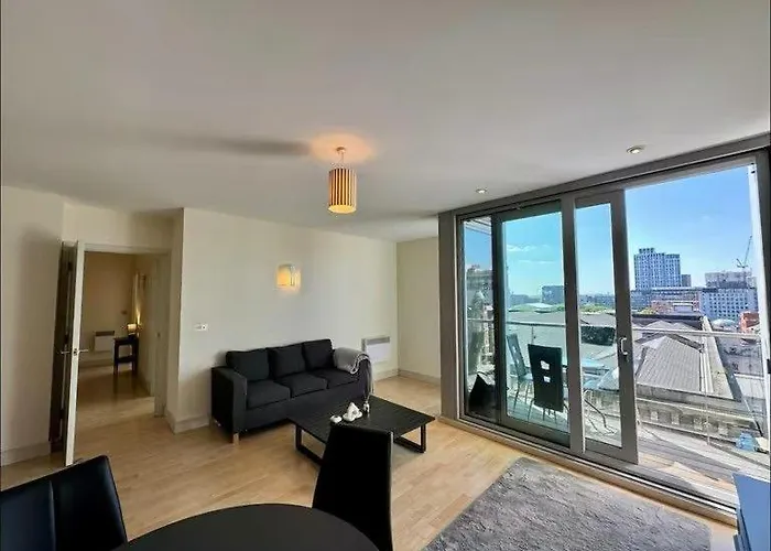 Spacious 2-bed In Centre アパート