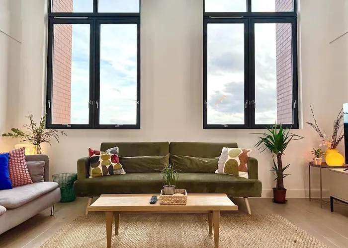 3 Bedroom Penthouse Roof Garden Parking Canal Apartment *