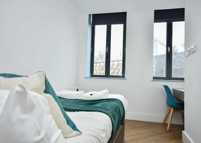 Convenient 2bed Flat W Security Daire