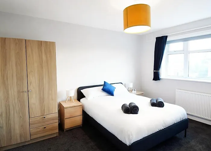 Apartament Renovated 3 Bed Near Airport And City, Free Parking