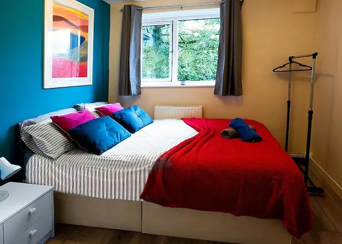 Stylish In Salford With Free Parking