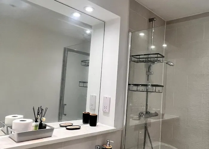 Апартаменты Elegant Trafford 2-bedroom Flat *