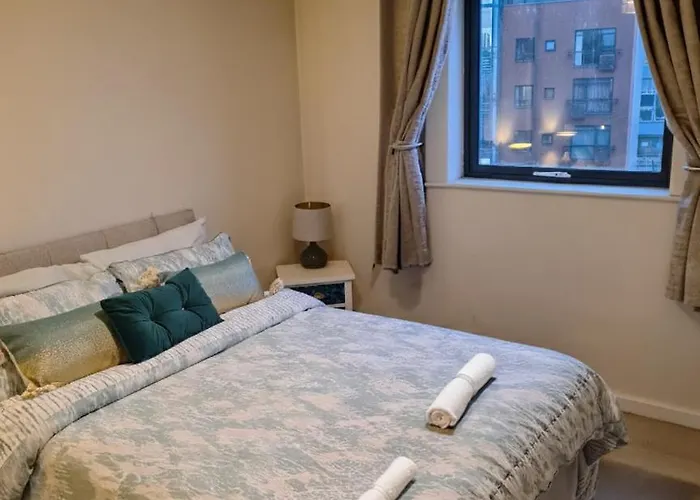 Apartamento Comfy Salford 2 Bed 2 Bath Parking