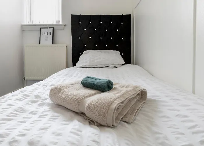 Free Parking, Large House For Contractors & Families, Sleeps 6, 15mins To Centre * Manchester