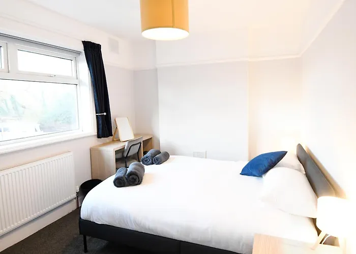 Renovated 3 Bed Near Airport And City, Free Parking Apartament Manchester