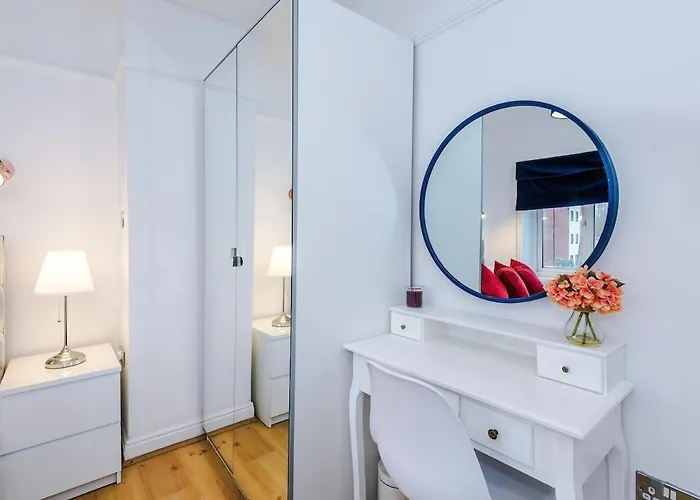 Stylish Home, Sleeps 7, Pool Table, Free Parking, Free Wi-fi, Full Kitchen, Perfect For Groups Apartment