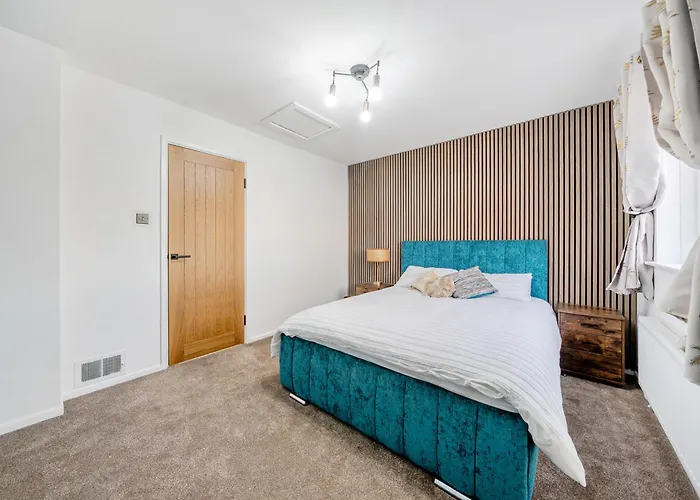 Stylish Urban Escape With Free Parking In *